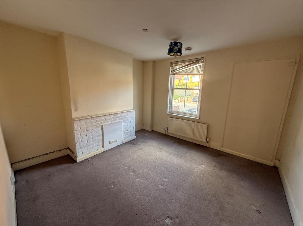 Lot: 125 - MID-TERRACE HOUSE FOR IMPROVEMENT - Bedroom two